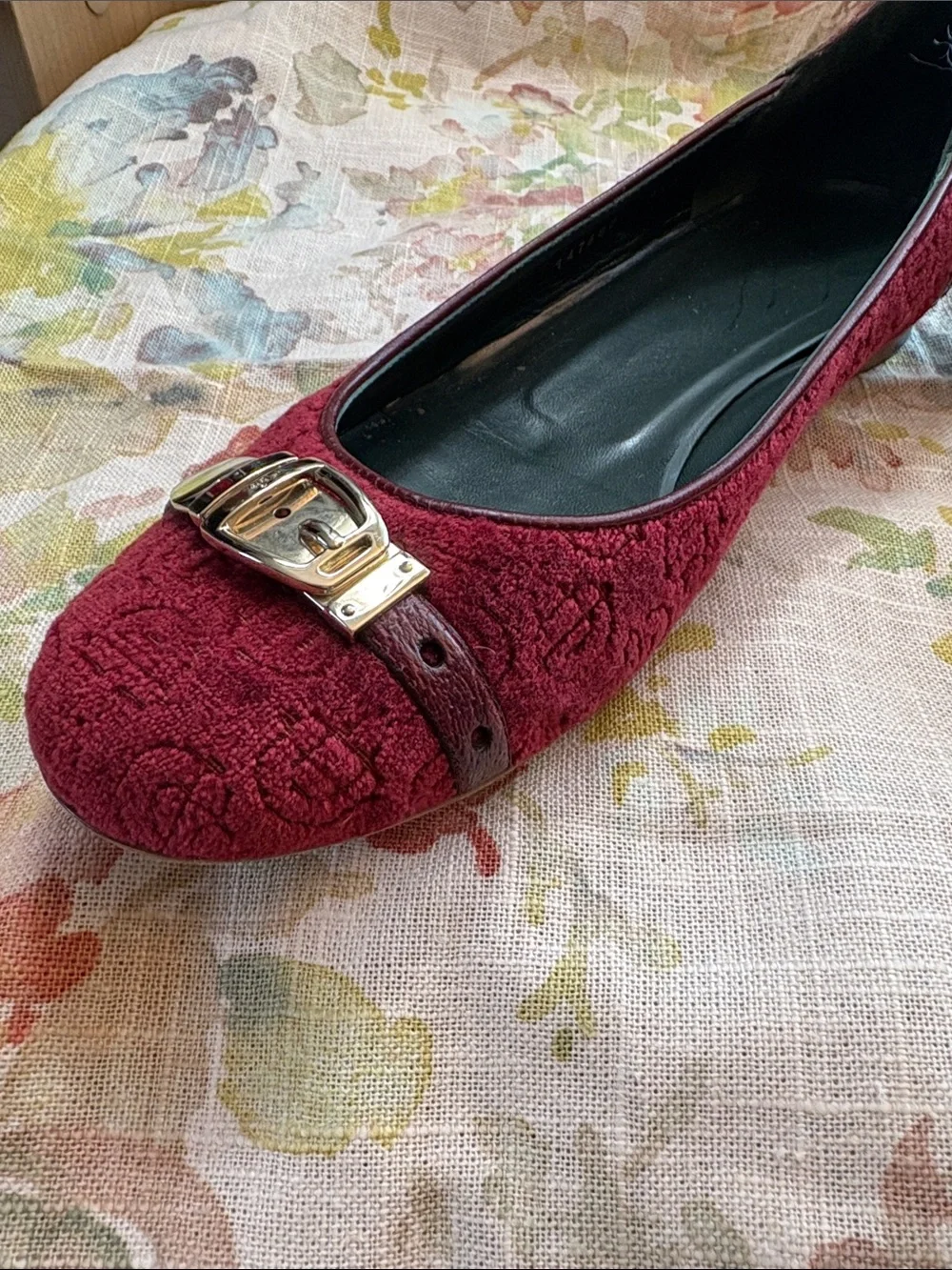 Vintage Gucci Burgundy Quilted Flats with Gold Buckle Detail 9 1/2B US - Picture 7 of 8